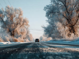 Снегопад и гололед: подмосковных водителей предупреждают об опасностях на дороге