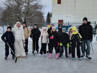 В Луховицах устроили семейные забавы на катке