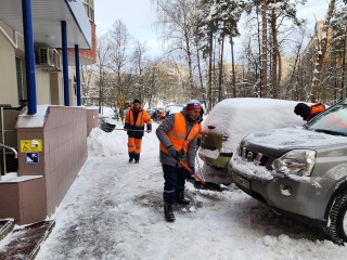 Двор на улице Ленина в Протвине расчистили от снега после сильнейшего за 56 лет циклона