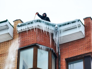 Альпинисты расчищают кровли многоквартирных домов от сосулек в Пущине