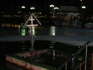 «Из-под палки» нельзя: Онищенко напомнил о важности искреннего желания окунуться в прорубь в Крещение