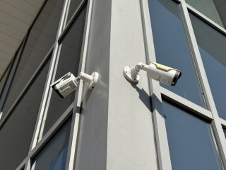 Скрытые камеры и анонимные владельцы: что обнаружили в сети московских массажных салонов