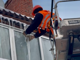 Шаховские коммунальщики очищают крыши домов от сосулек