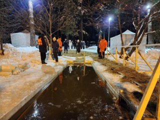 С освещением, раздевалками и чаем: чем привлекает верующих оборудованная купель на Кратовском озере