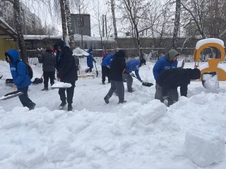 Снежная миссия студентов: как волонтеры из «Энергии» расчистили дорожки для малышей