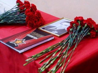 Связь поколений в камне: в Коломне появился новый памятный знак Герою войны