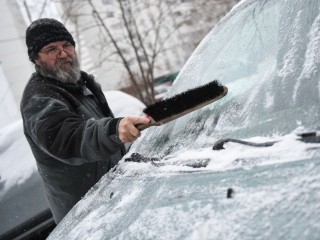 Снег замел машину: с чего начать расчистку и как выехать с парковки