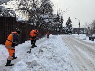 Коммунальщики убирают снег в «Отличнике» и Жедочах