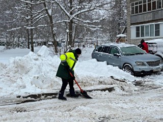 Лопаты, тракторы и ранние подъемы: как в Пересвете убирают снег после метели