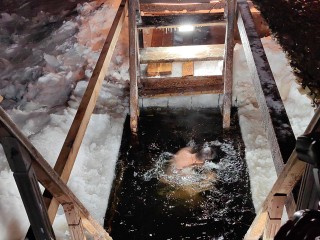 Жители Звездного городка отметили Крещение традиционными купаниями на озере