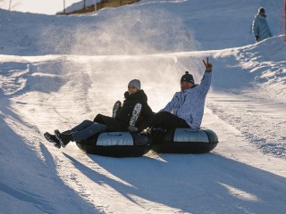 Полиэтиленовый комбинезон для экстремалов: как бюджетная замена тюбингу стала популярной и чем она опасна