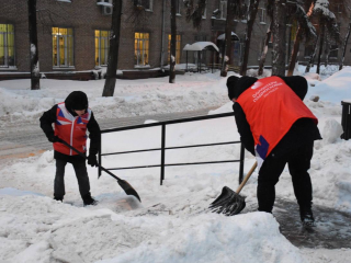 Убирать снег в Жуковском помогают волонтеры и работники городских предприятий