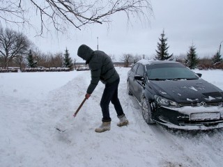 Не только чистота, но и здоровье: почему уборка снега полезна для здоровья