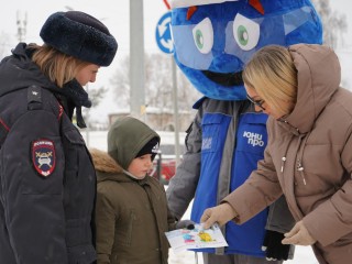 «Заметен за 100 метров»: жителям раздали светоотражающие элементы