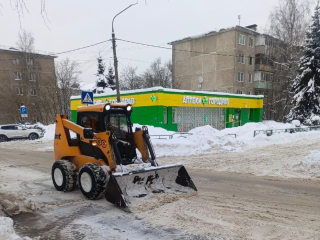 Очередь на расчистку: как в Апрелевке убирают снег во дворах и на улицах