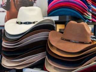 Объемные шляпы ушли в прошлое: какой головной убор будет на пике моды этой зимой