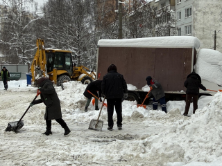 Битва со снежной стихией: как в Октябрьском наводят порядок после снегопадов
