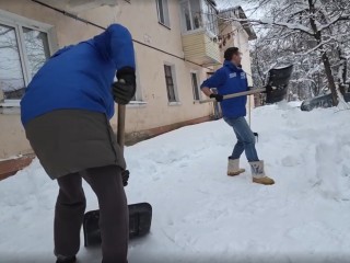 Коломенские волонтеры помогают семьям бойцов СВО расчищать снег после январских метелей