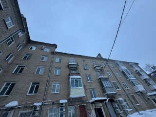 Опасную наледь с крыш коломенских многоэтажек убирают сотрудники управляющей компании