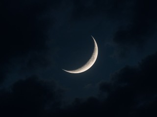 Редкое небесное шоу: Луна, Сатурн и Нептун образуют «космический смайлик» 23 января