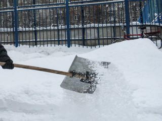 Школьники организовали «Снежный десант» и очистили территорию Дома Юнармии