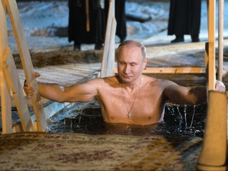 «Традициям он не изменяет»: Владимир Путин окунулся в прорубь на Крещение в Подмосковье
