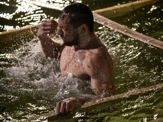 В Балашихе экстремал устроил ночной заплыв в ледяном водоеме