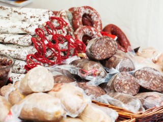 Каждому по вкусу: мясные деликатесы, сладости и молоко можно купить на ярмарке в Серпухове