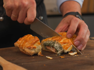 Рыба «Веллингтон»: ленивый рецепт с горбушей и слоеным тестом от бронницкой шефини