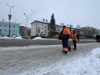Не только тяжелая техника, но и дворники: как в Пушкино обрабатывают улицы и дворы против гололеда