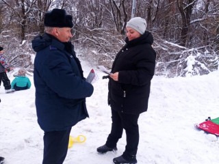 Памятка вместо гипса: пожарные рассказали жителям Луховиц главные правила зимнего катания