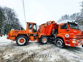 Коммунальные службы Пущина круглосуточно борются со снежными последствиями циклона
