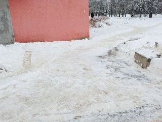 Проход к МФЦ на проспекте Испытателей очистили в Красноармейске от снега