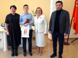 Депутат Мособлдумы вручила паспорт своему внуку на общей церемонии в Можайске