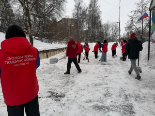 Активисты «Лидера» в Люберцах расчистили территорию у центра после рекордного снегопада