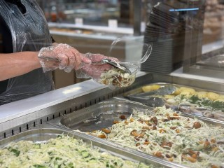 Кризис в тарелке: как готовые блюда из магазинов начали вытеснять московские рестораны