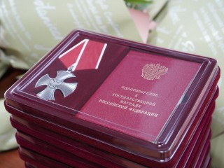 Память и поддержка: в Рузском округе семьям героев СВО вручили ордена Мужества и медали «За отвагу»