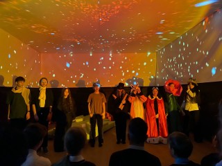 «Маленький принц» под звездным небом: школьники из Котельников представили спектакль на французском