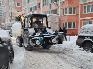 Жителей попросили убрать машины с проезжих частей 23 улиц, на которых будут вывозить снег