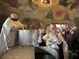 Традиционный водосвятный молебен в Звенигороде: верующие встречают Крещение у стен монастыря