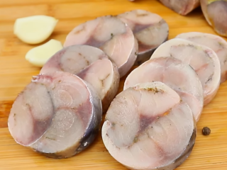 Нежная скумбрия по-мурмански: как ее солить, хранить и есть