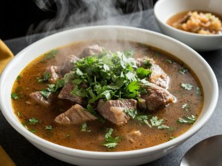 Зимний эликсир здоровья: повар раскрыл, как варить правильный костный бульон