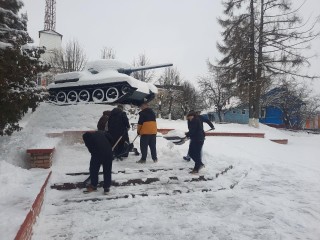 Т‑34 под снегом: студенты «Холмогорки» вернули памятнику «боевой» вид