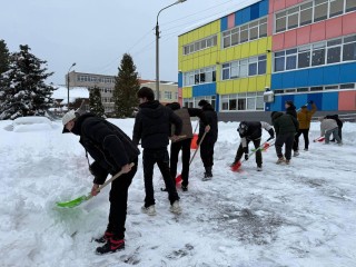 Не только студенты: кто неожиданно вышел чистить снег у Губернского колледжа