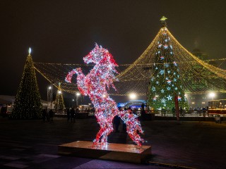 Гирлянды против стресса: психолог объяснила, как уличные украшения лечат нервы горожан