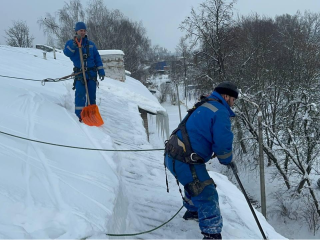 Работа на высоте: как в округе очищают крыши от снега и льда