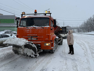 Коммунальные службы Химок в первую очередь очищают дороги, остановки и тротуары