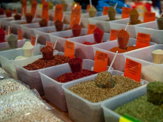 Острая помощь для кишечника и настроения: пять обычных специй, которые работают как лекарство