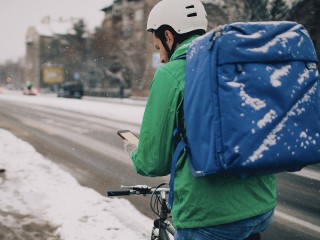 «Каждый подъезд как Эверест»: как работают курьеры после рекордного снегопада в Подмосковье