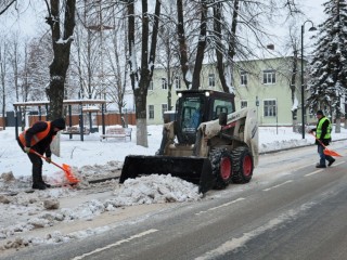 В усиленном режиме в праздничные дни убирают снег в Кашире
